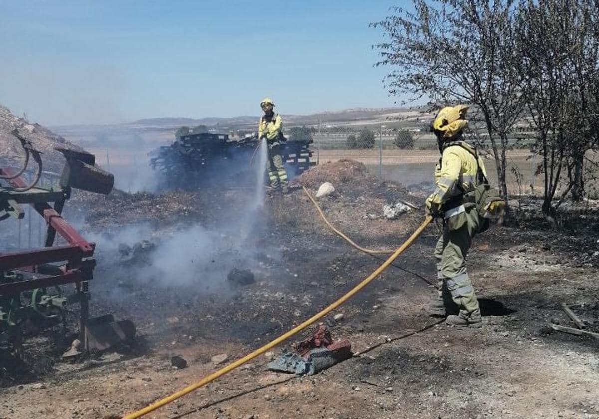 Bomberos Trabajan Para Extinguir Un Incendio En Terreno Agrícola De Yecla La Verdad 0675